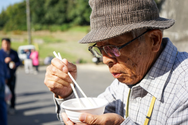 老人外出散步图片下载
