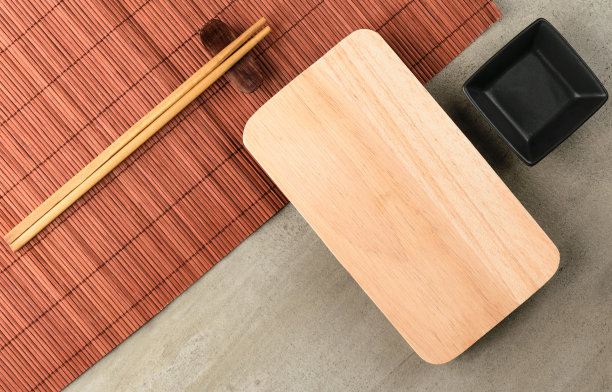 筷子板切割和黑弓日式风格顶视图与复制空间图片下载