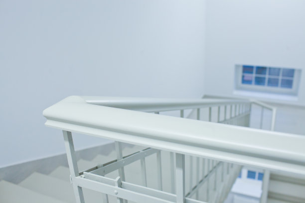 商业中心办公楼的内部由门、白色的梯子、大理石电梯、阁楼和大厅组成图片下载