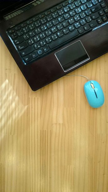 木桌上的笔记本电脑图片下载