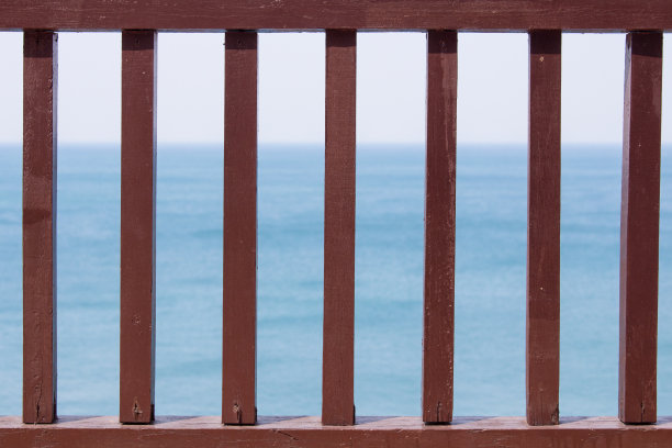 分隔海边的阳台格栅。图片下载