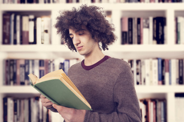 一个年轻人在图书馆看书图片下载