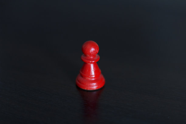 红色的国际象棋棋子。图片下载