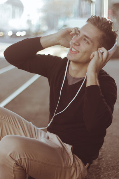 城里戴着耳机的帅哥图片下载