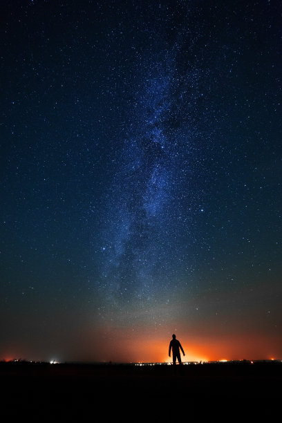 人在明亮的星空背景。图片下载