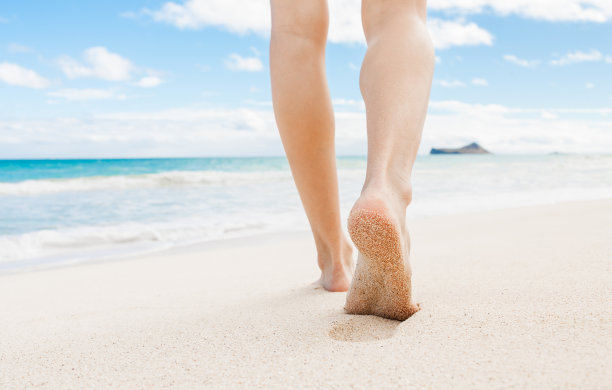 在海滩上散步素材图片