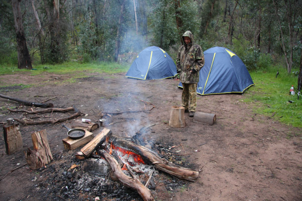 露营场景有帐篷和火图片下载