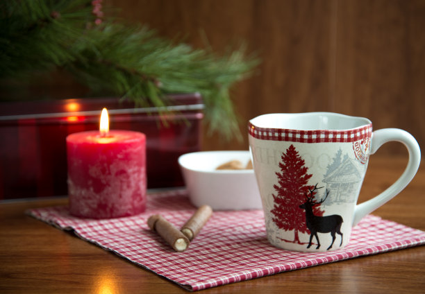 有饼干和装饰品的圣诞杯子。图片下载