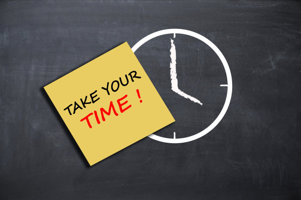 把你的时间概念和学校董事会上的闹钟结合起来图片下载