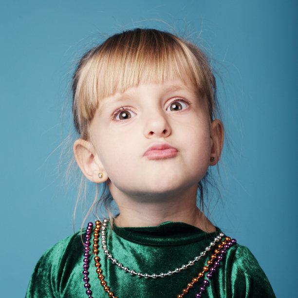 可爱的小猩猩女孩图片下载