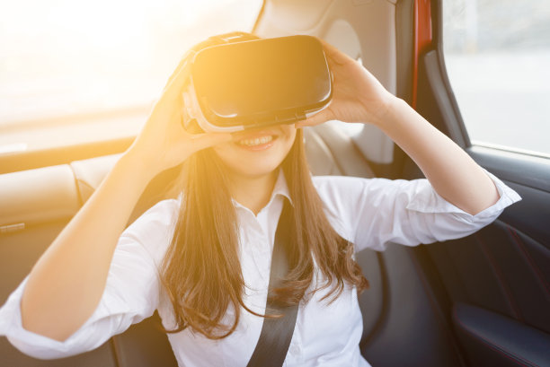 年轻女子和虚拟现实智能眼镜。图片下载