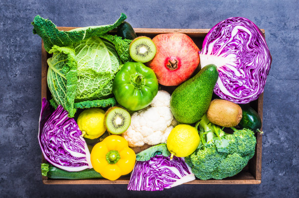 蔬菜和水果装在木箱里。素材图片