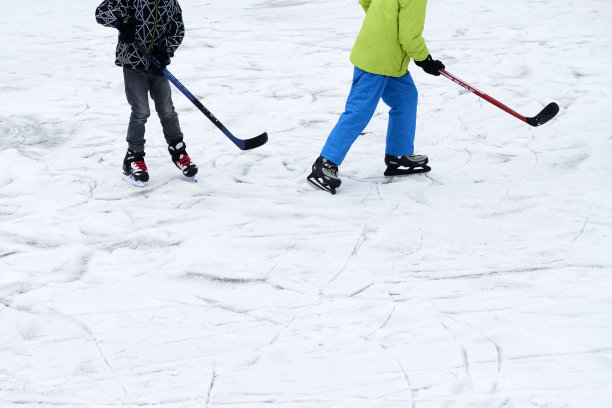 孩子们在打冰球图片下载