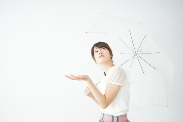年轻女子撑伞图片下载