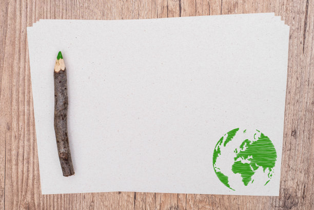 世界在白纸上木制背景和绿色铅笔图片下载