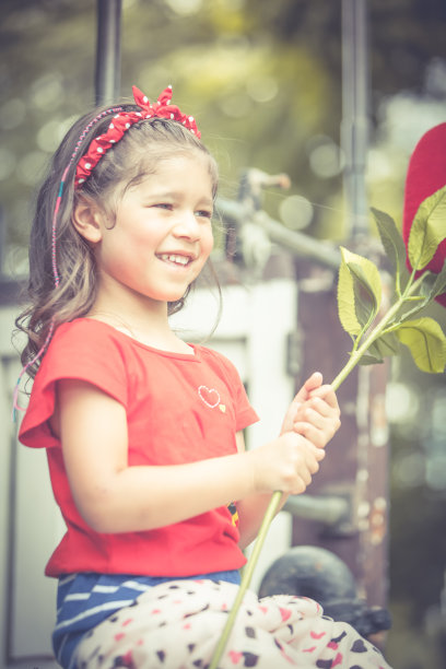 复古风格的小女孩坐在火车上图片下载