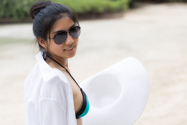 年轻漂亮的女孩图片下载