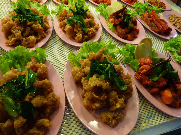 夜市上的炸鸡和猪肉小吃图片下载