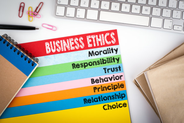 商业道德。有电脑键盘和彩页的办公桌图片下载