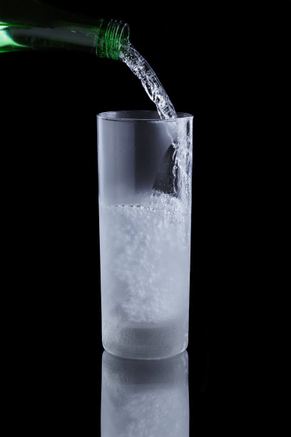 往玻璃杯里倒矿泉水图片下载