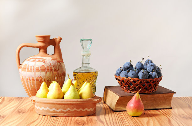 陶瓷水瓶和水果篮图片下载