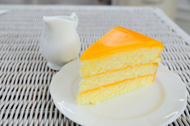 白盘桔层饼，藤桌。图片下载