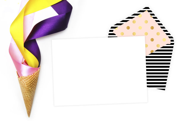 白色背景与邀请空白。金女人的物品在桌子上。俯视图，魅力风格。平躺，方桌。表视图,工作区。菠萝。波尔卡舞模式图片下载