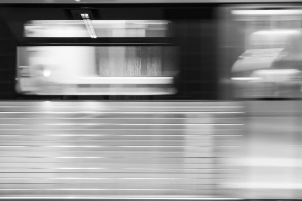 地铁中移动的火车图片下载