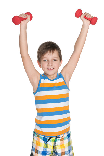 男孩用哑铃做练习图片下载