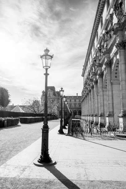 巴黎的卢浮宫博物馆图片下载