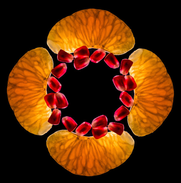 橘片和石榴籽上的果圈，背景为黑色图片下载