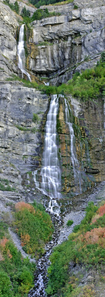 新娘面纱瀑布迎来了秋天图片下载