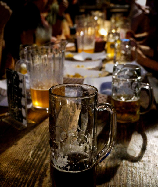 桌子上空的啤酒杯图片下载