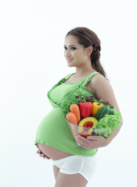 孕妇和一碗沙拉。图片下载