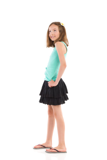 快乐的女孩摆姿势，向上看图片下载