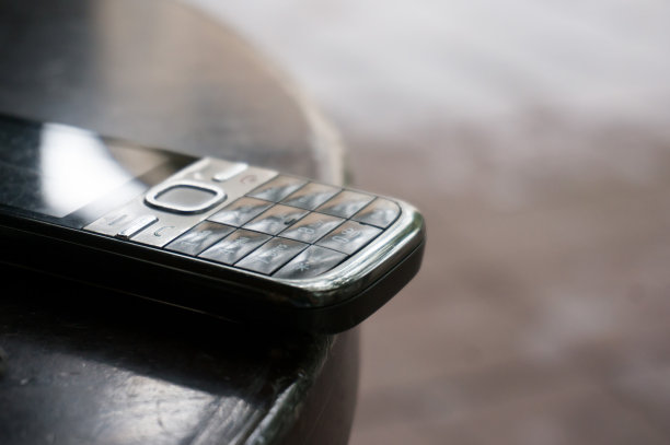 旧手机放在木桌上图片下载