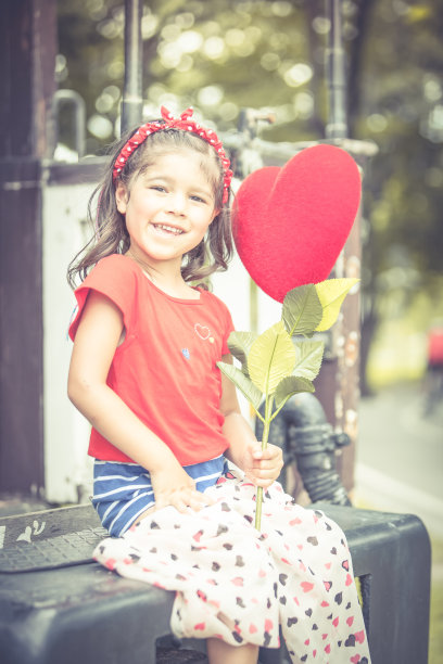 复古风格的小女孩喜欢摆着心形枕头图片下载