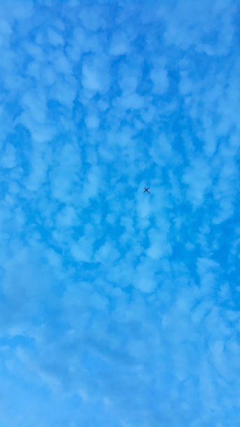 飞机在天空中飞行图片下载