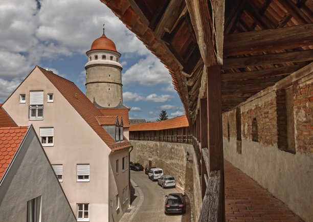 德国诺德林根城的城墙和塔图片下载