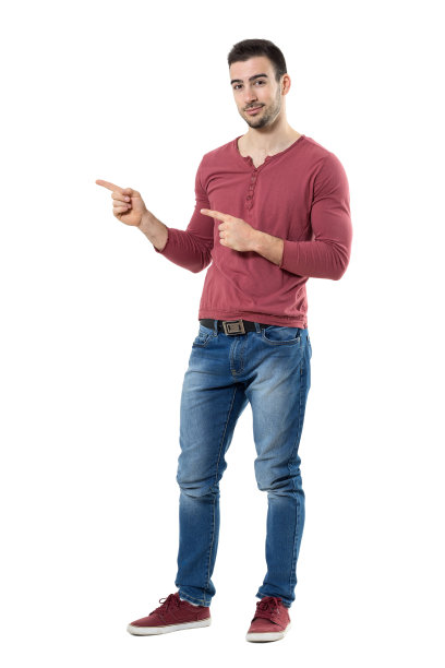 快乐的年轻人友好的男子主持人指着指着文案看着镜头图片下载