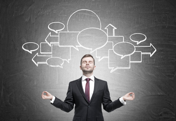 沉思的人和黑板上的流程图图片下载