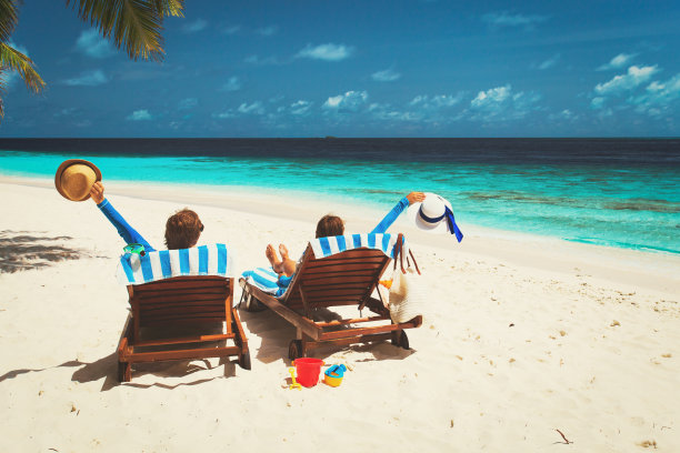 一对幸福的夫妇在热带海滩上放松图片下载