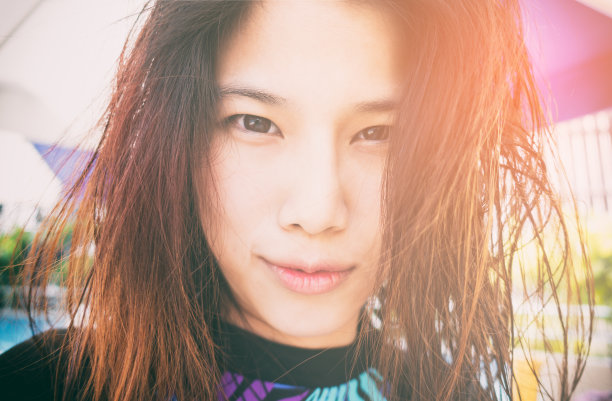 可爱的亚洲冲浪女孩在海滩上自拍图片下载