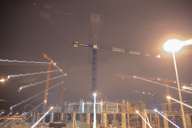 建筑吊车与建筑相映蓝天，相望蓝天图片下载