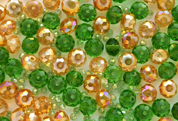 绿色和黄色的水晶玻璃珠图片下载