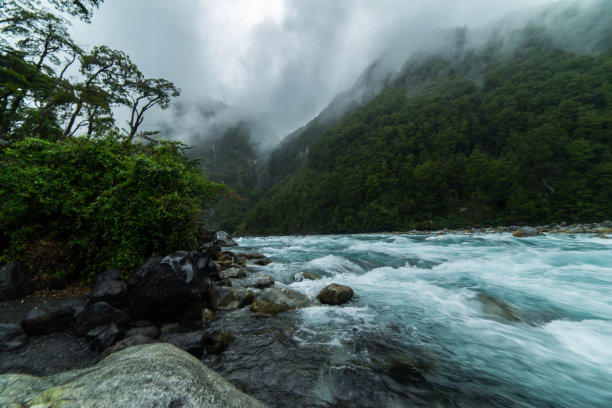 巴塔哥尼亚河的汹涌急流，瓦拉斯奇利港图片下载