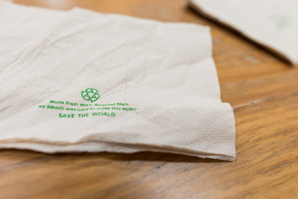 木桌上放着棕色的回收餐巾图片下载