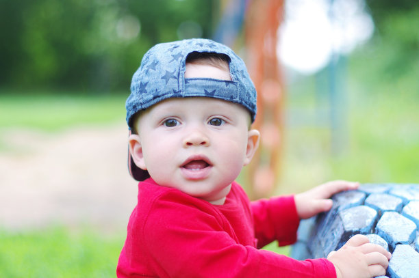 10个月大的可爱小男孩的肖像图片下载