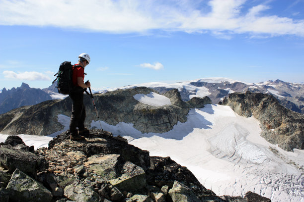 扰频器从山顶上欣赏令人惊叹的景色。图片下载