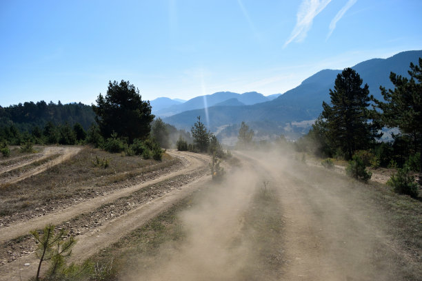 尘土飞扬的道路图片下载